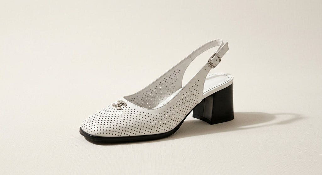 Baltas perforētas slingback kurpes ar melnu papēdi