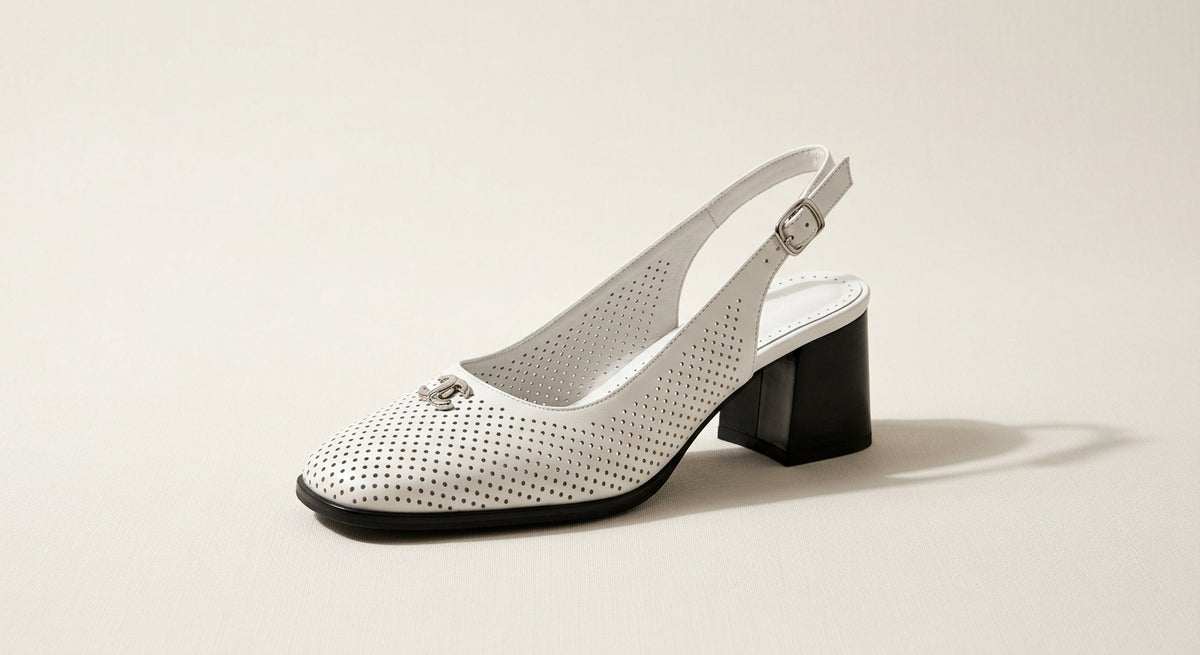 Baltas perforētas slingback kurpes ar melnu papēdi