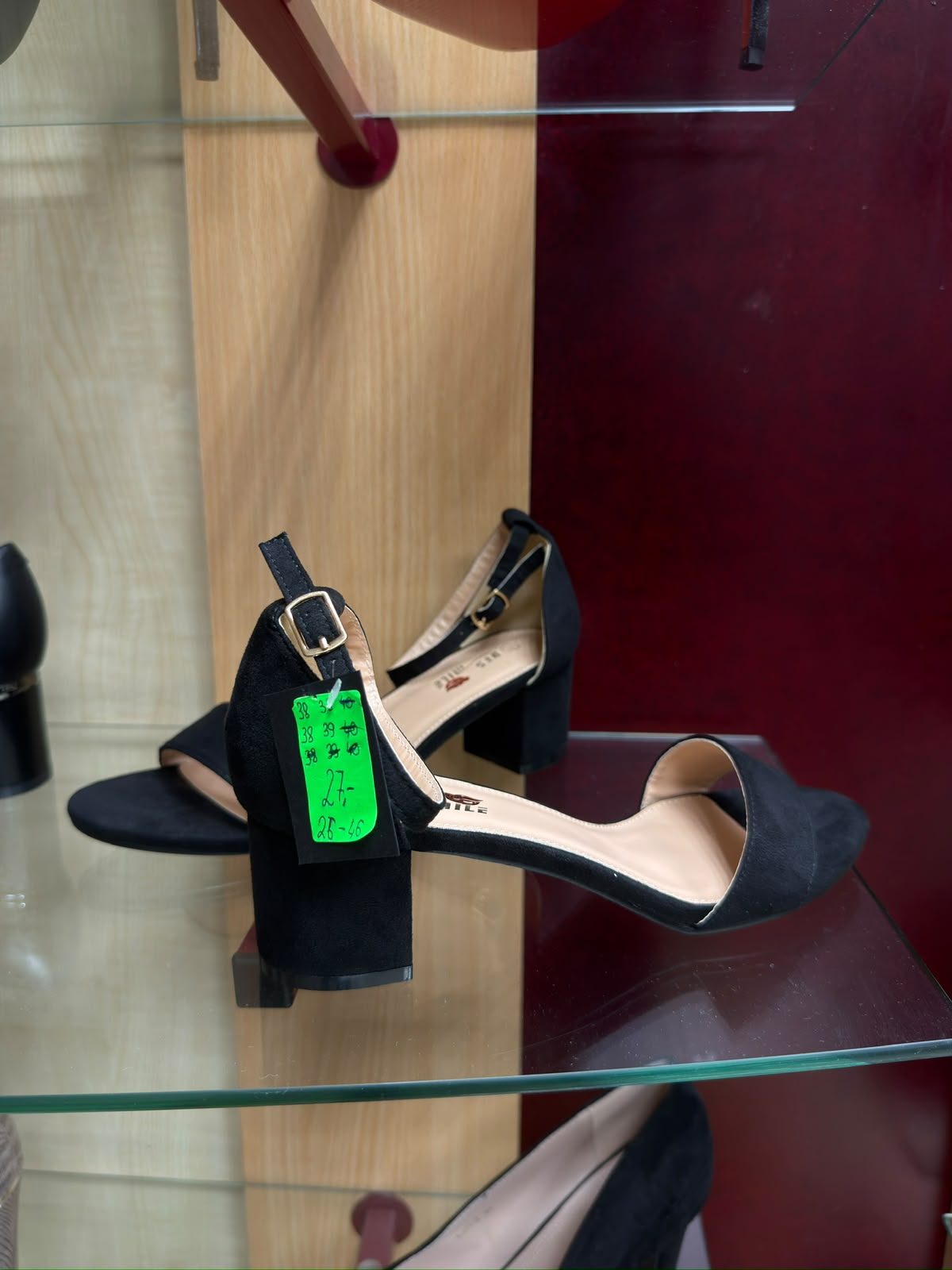 Melnas zamša sandales ar vidēju papēdi