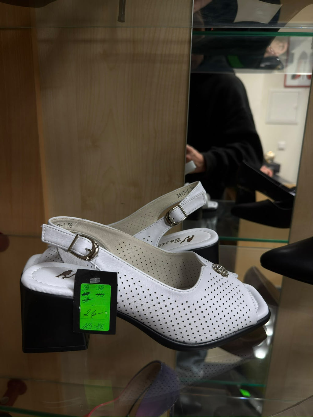 Baltas perforētas slingback kurpes ar melnu papēdi